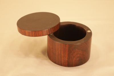 Boîte avec couvercle pivotant